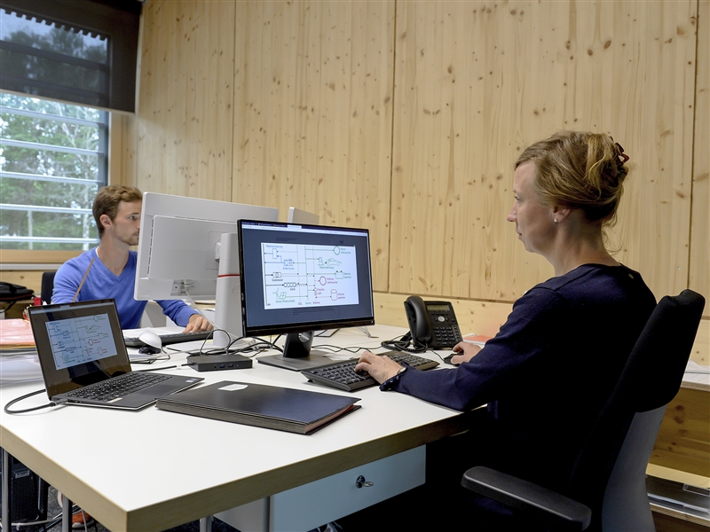 #MINTwoch - I wie: 👩 Ingenieurinnen für Elektromobilität planen, konstruieren und realisieren Komponenten und Systeme für Elektro- bzw. Hybridfahrzeuge und für das Elektroenergie-Management. Sie entwickeln und verbessern elektrische und hybride Antriebe sowie Systeme.