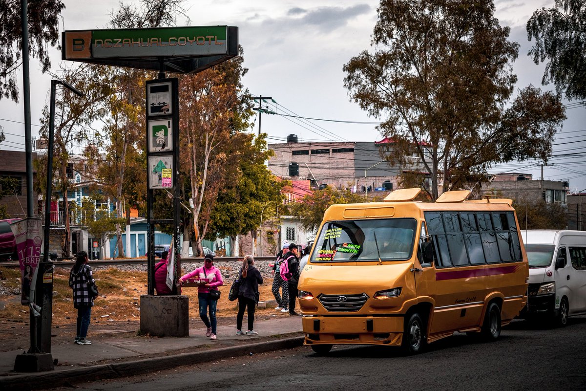🚍 La paradoja del transporte: cuando el orden genera más caos

El transporte público es la principal modalidad para satisfacer nuestras necesidades de viaje, representando hasta el 80% de los desplazamientos en México. Pero algo desconcierta: en donde todo parece desordenado,