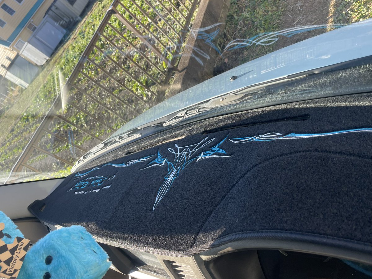 ダッシュマットにピンストライプ刺繍入れ完了！

良い感じに出来ましたんで、気になる方受注お受けします！
ご自身の車種用のダッシュマットを実費でご用意いただければ、今回分のオーダーはモニター価格7,700-でやらせていただきます😊