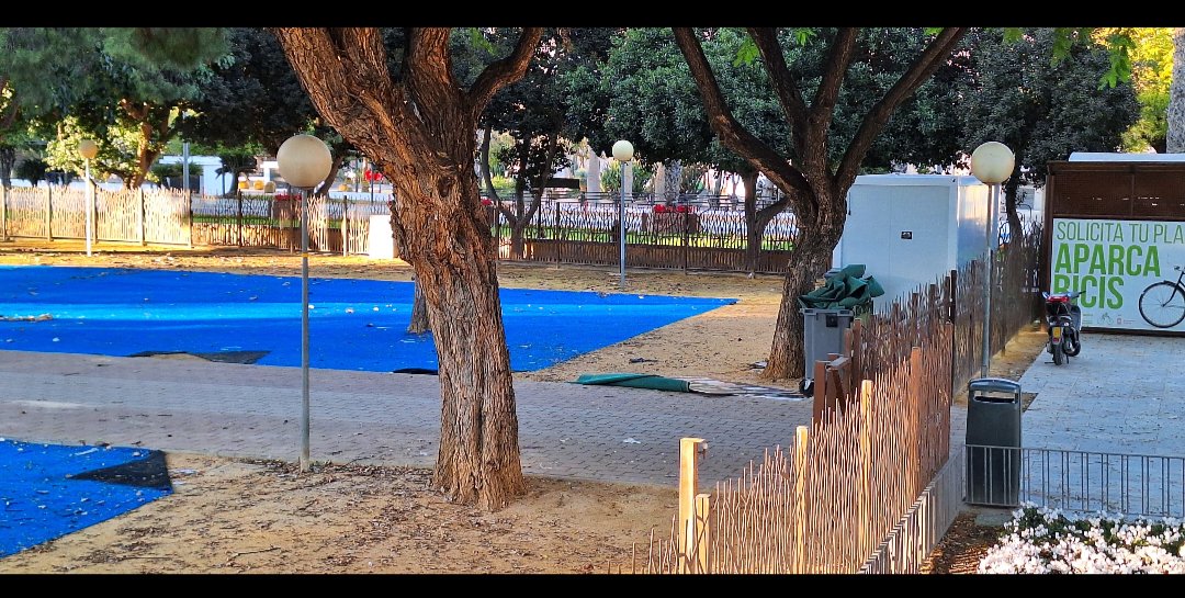 AavvSu's tweet photo. Bonito ejemplo da el Ayuntamiento de Murcia con sus eventos contaminantes: Terminan las fiestas y  el Jardín de los Sueños queda convertido en el Jardín de los plásticos. https://t.co/W4K6kOUTJR