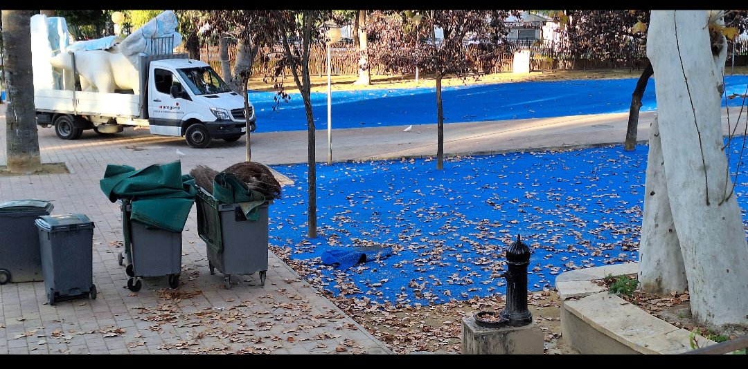 AavvSu's tweet photo. Bonito ejemplo da el Ayuntamiento de Murcia con sus eventos contaminantes: Terminan las fiestas y  el Jardín de los Sueños queda convertido en el Jardín de los plásticos. https://t.co/W4K6kOUTJR