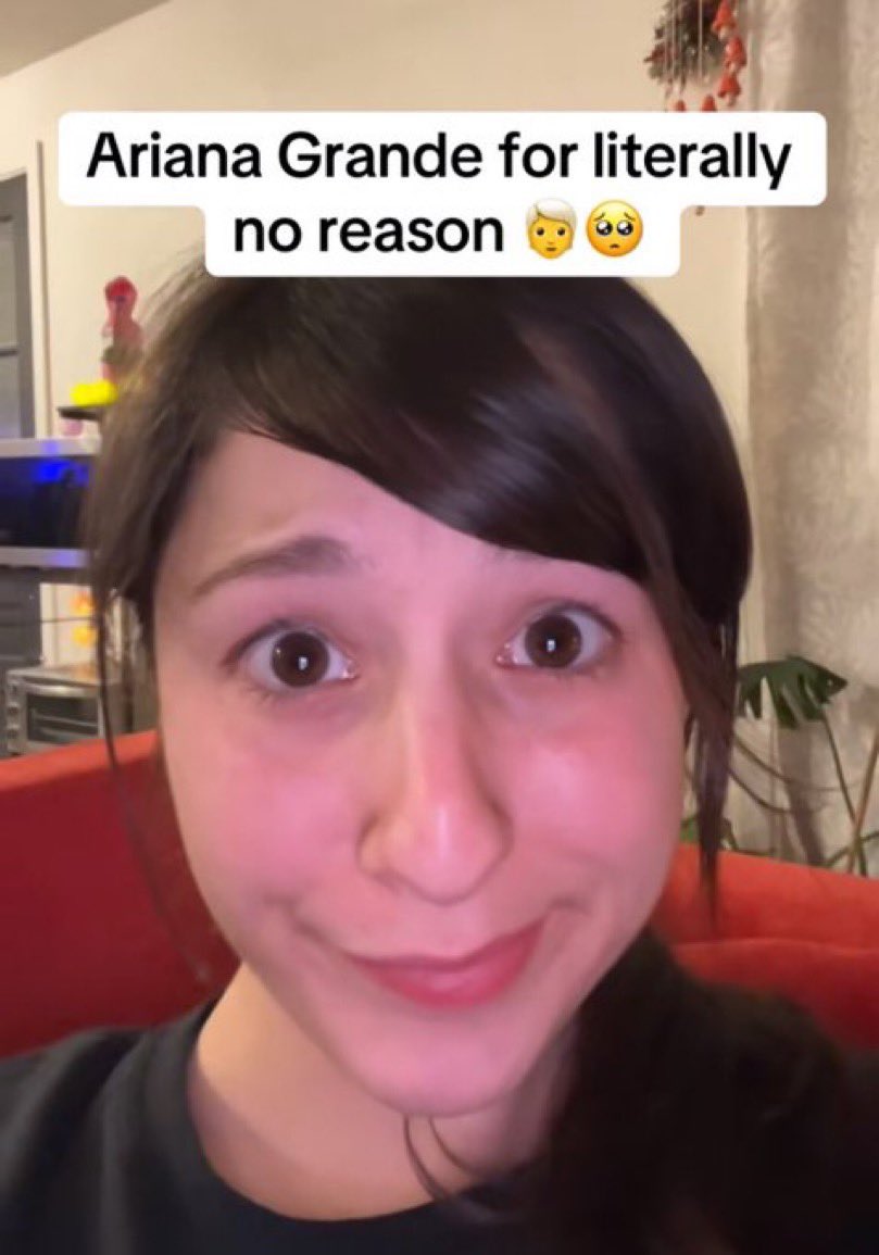 kimglories's tweet image. why she keeps doinnn it gawd