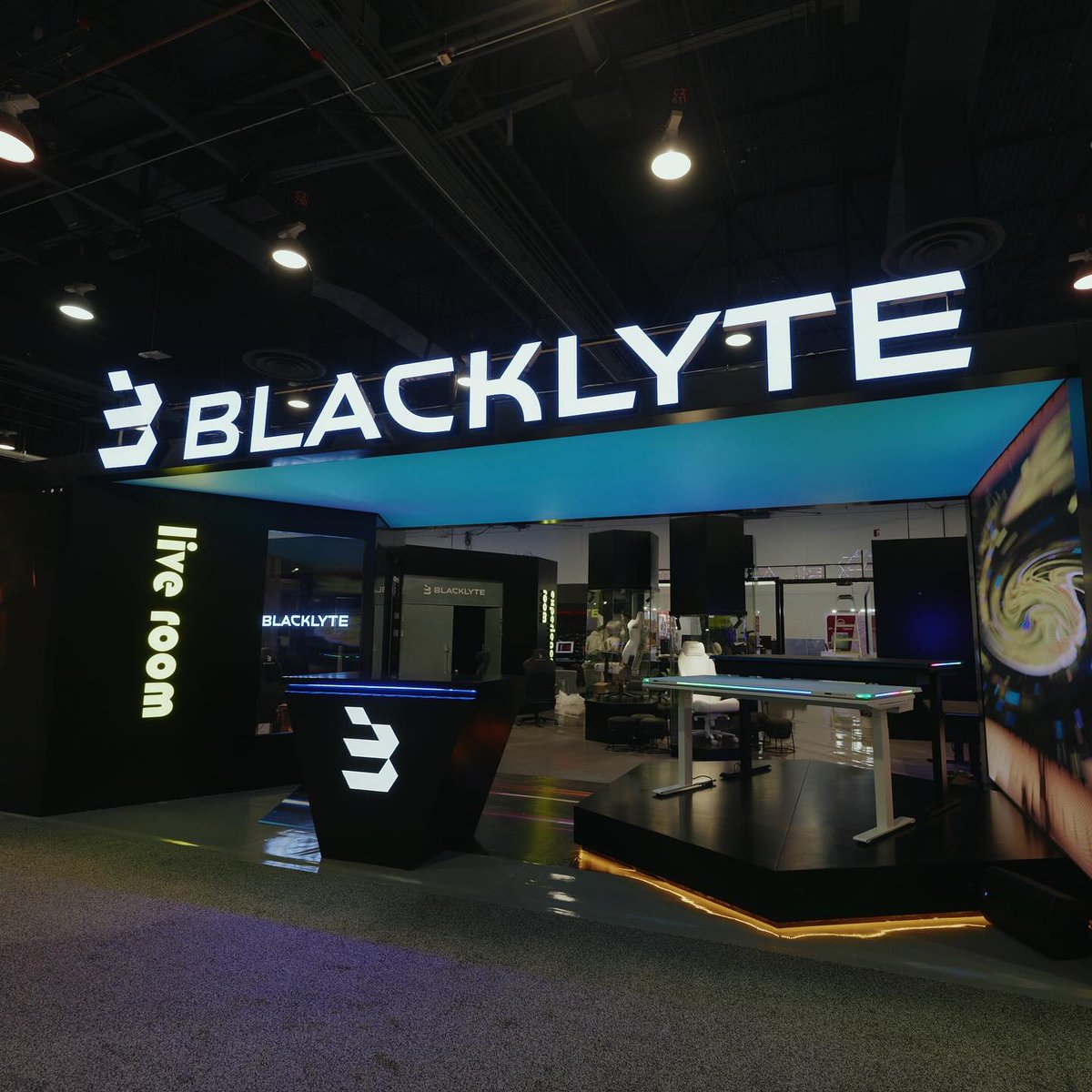 【#CES2025  出展】 
現場の写真を公開していきます~~💜
究極のゲーム体験をお楽しみください💥
 BLACKLYTE全員が皆様のご来場をここでお待ちしています ！🏃‍♂️💨

#CES #CES2025