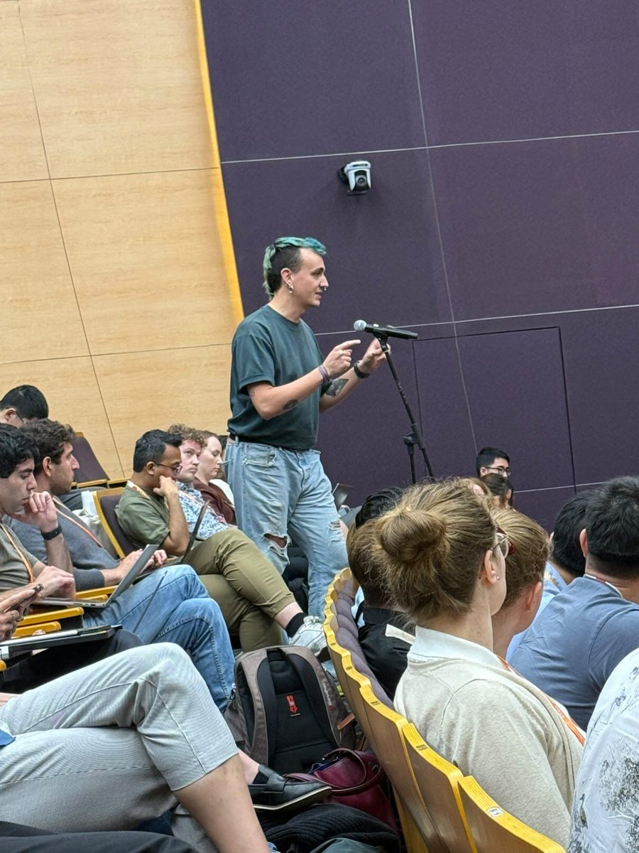 inigo_iribarren's tweet image. Amazing talk by Wendelin Werner with very cool Brownian motions.
Very cool presenting style without a power point presentation that suited the math explained very well
I was also spotted asking some annoying questions 🤣