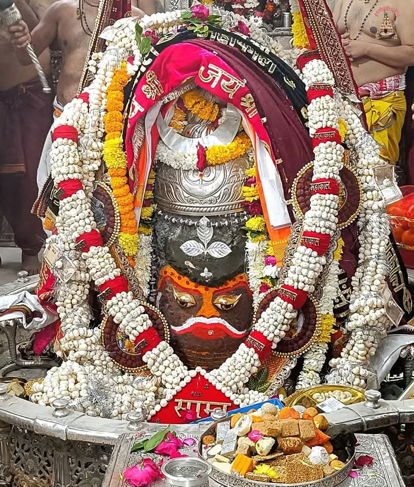 Dhiru0405's tweet photo. 🙏🌹 *जय श्री महाकाल*🌹🙏
*श्री महाकालेश्वर ज्योतिर्लिंग का भस्म आरती शृंगार दर्शन*
*08-01-2025 कण-कण में महादेव*💕
 #harharmahadev #mahadev #mahakal #mahakaldailydarshan https://t.co/AISdshAsUr