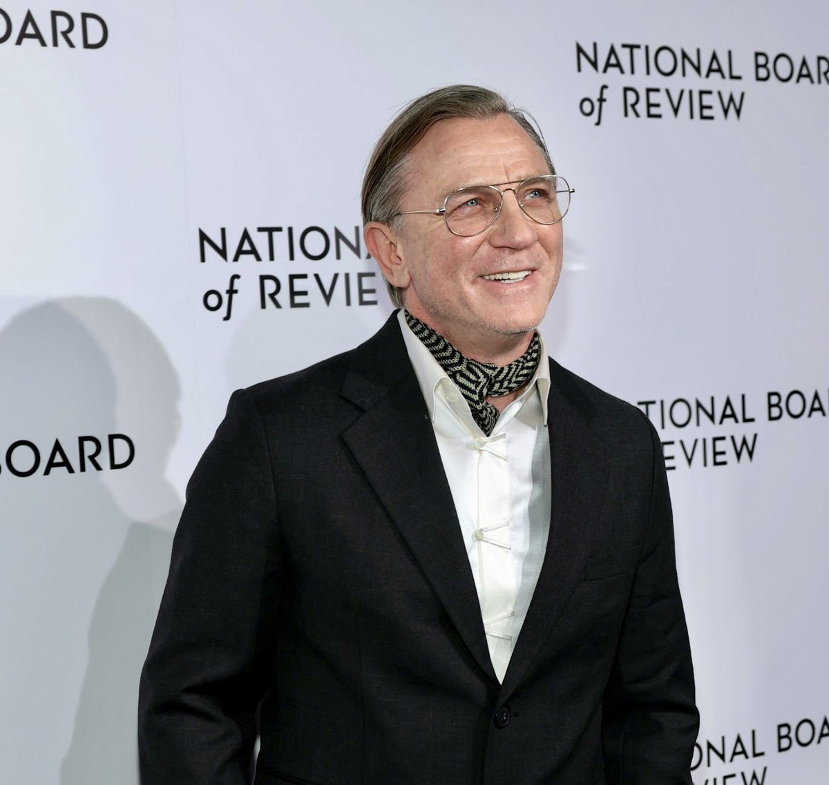 DanielCraigBRA's tweet photo. Mais imagens de Daniel Craig na cerimônia de gala anual do The National Board of Review Awards. https://t.co/SLwwr7YNA5
