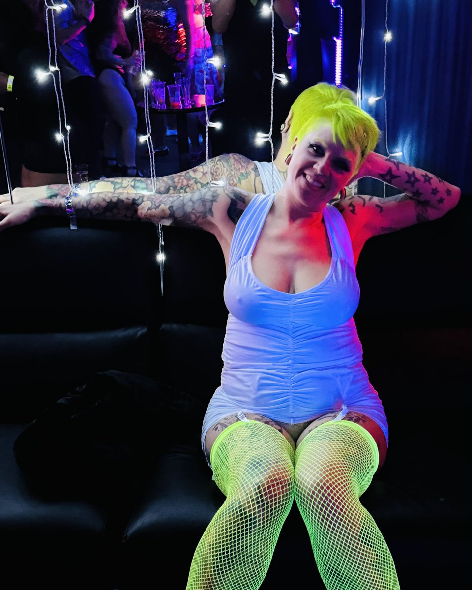 Hellbound_Heath's tweet photo. NYE was so much fun!! Check out my OnlyFans for fun content!! 

#onkyfans #NewYearsEve #tattoos #sharedwife #hottie #greenhair https://t.co/lTJgUptVNy