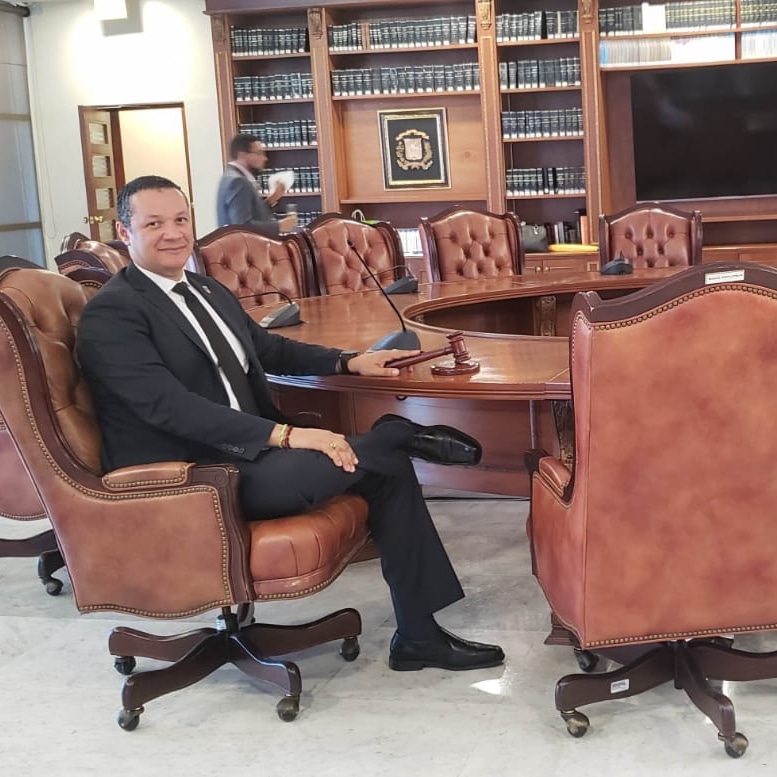 DonCiriloGuzman's tweet photo. #DiaDelPoderJudicial Me gusta el Derecho, también me gustan las leyes, pero más me gusta su cumplimiento. ⚖ https://t.co/SrWS9FdEFs