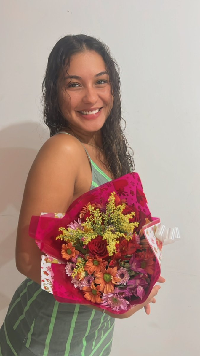 lohCariocaa's tweet photo. Meu primeiro buquê de rosas aos 22 anos de idade.    07/01/2024 ✨🌹. https://t.co/rNYtnl6xNw
