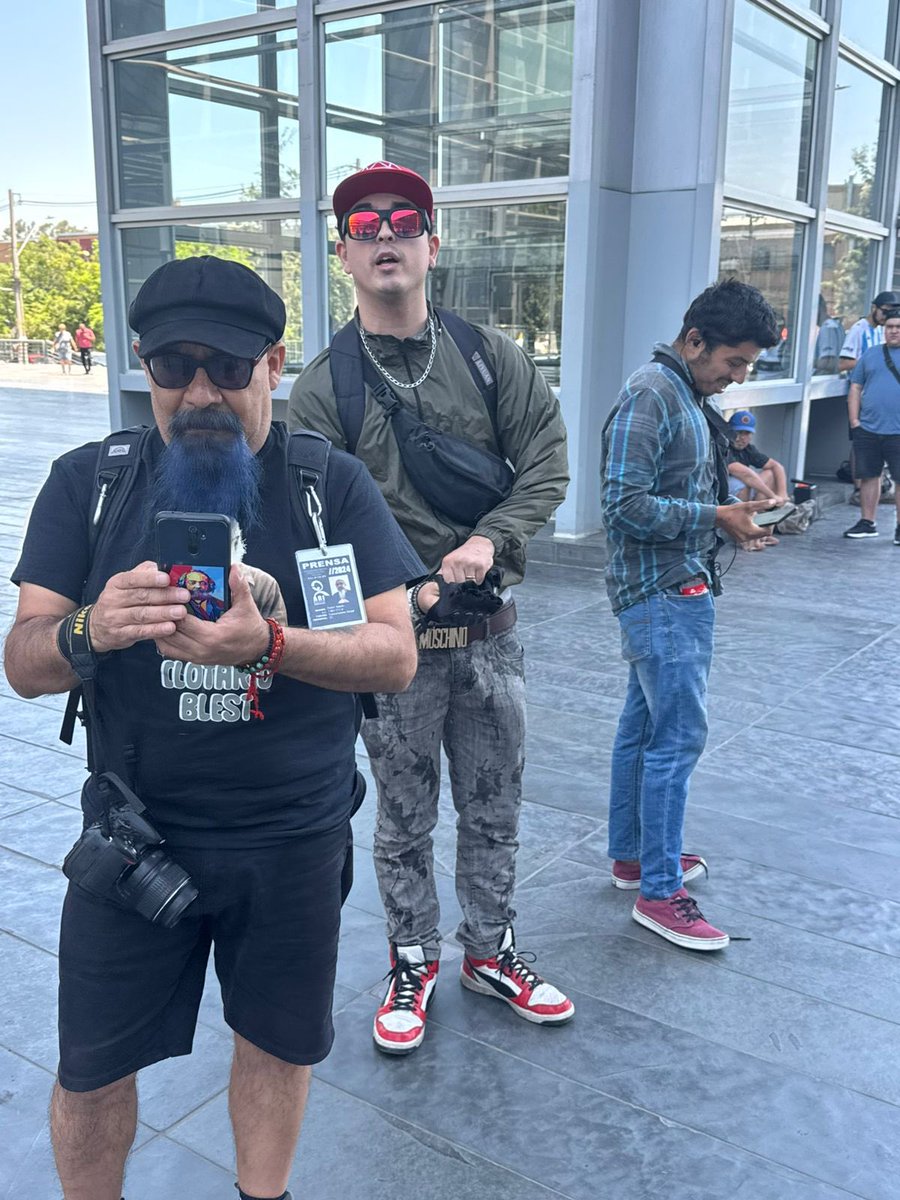 FcoMunoz_TP's tweet photo. 🟢 @Carabdechile 

Son inaceptables las agresiones y el hostigamiento que está viviendo @ClaudioCrespoG en el exterior del centro de Justicia, dos días seguidos. Si el Alto Mando, no supo defender a los suyos por defender el País durante el Estallido Delictual, al menos háganlo ahora y coloquen personal de punto fijo para proteger al Comandante (r) Claudio Crespo, quien dedicó 27 años a la Institución. 

🇨🇱Fuerza Claudio !