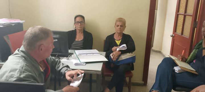 Cómo cada Martes y Jueves a las 4 de la tarde se chequea los planteamientos de la población. En Regla si se puede. Por eso Fidel la bautizo como la Sierra Chiquita. Muy importante está actividad.