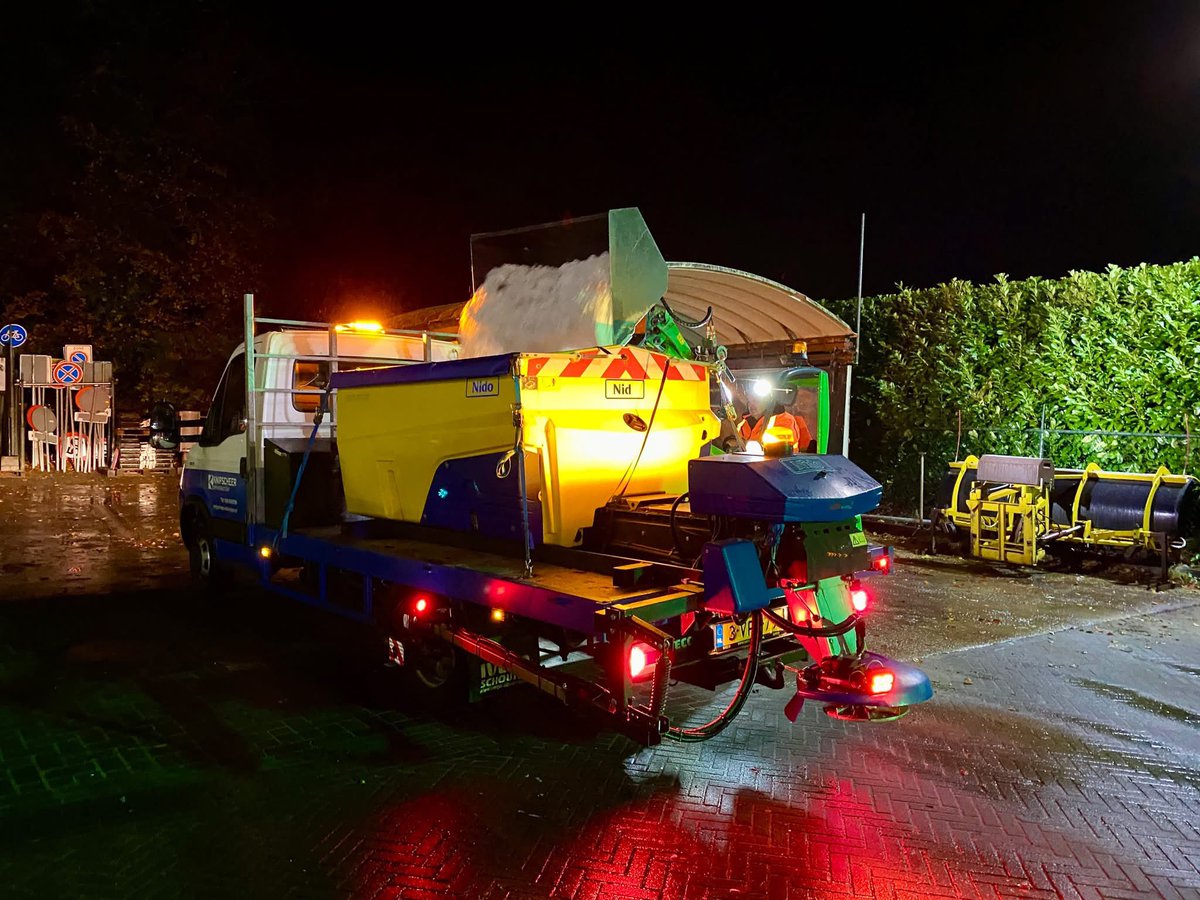 We gaan zo weer de weg op om een ronde te strooien. Door bevriezing van natte wegen kan het glad worden. Je vindt onze strooiroutes op hattem.nl/gladheid #strooien #gladheid #Hattem