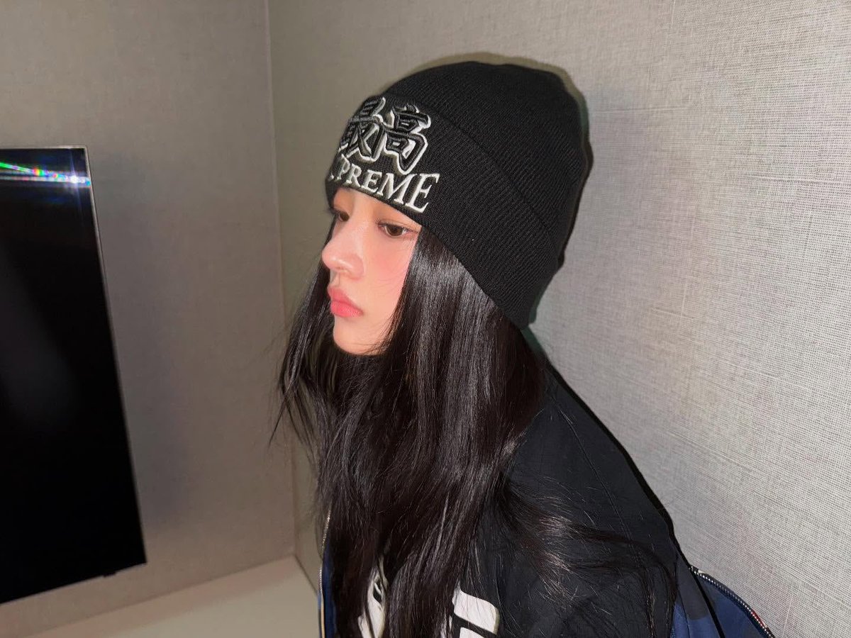 coolwithminjin's tweet photo. she wanna be nonchalant so bad https://t.co/rLLGdjC0VG