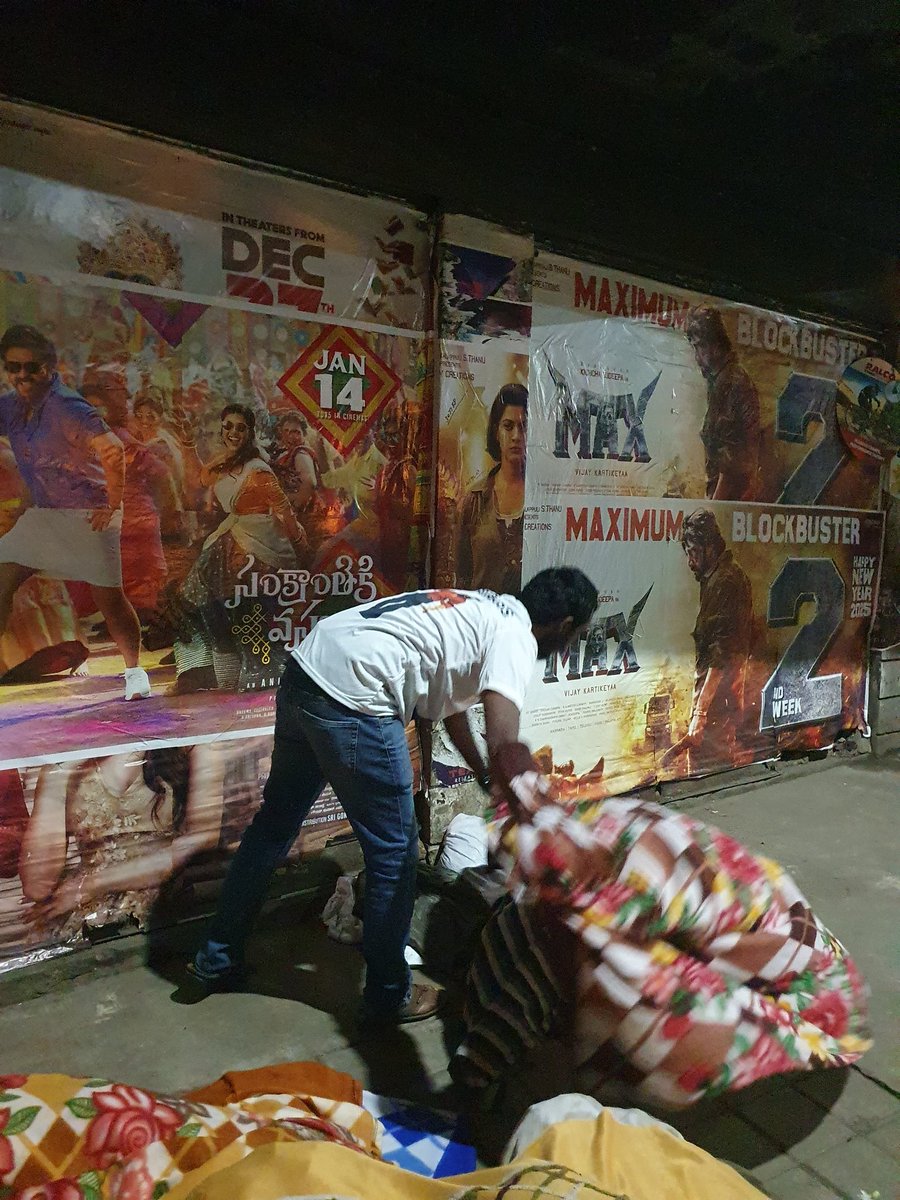 Yashfanscompany's tweet photo. ಯಶ್ ಬಾಸ್ ರವರ ಹುಟ್ಟುಹಬ್ಬದ ಪ್ರಯುಕ್ತ ರಸ್ತೆ ಬದಿಯಲ್ಲಿ ಮಲಗಿರುವ ನಿರಾಶ್ರಿತರಿಗೆ ಯಶೋಮಾರ್ಗ ತಂಡದಿಂದ ಬೆಡ್ ಶೀಟ್ ನೀಡಲಾಯಿತು
#HBDRockingStarYash #Yashomarga
#ToxicTheMovie #YashBOSS https://t.co/OGxZrWVBBf