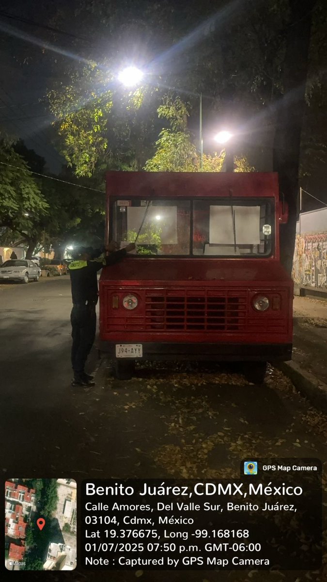 UCS_GCDMX's tweet photo. Personal de la Dirección de Operación Vial 4 Sur, se identifica vehículo en calidad de abandono, por lo que procede a su apercibimiento; haciéndole de conocimiento que en un término de 03 días hábiles debe ser retirado de la vía pública, y en caso omiso, se levantará la infracción y posterior remisión al depósito vehicular correspondiente.