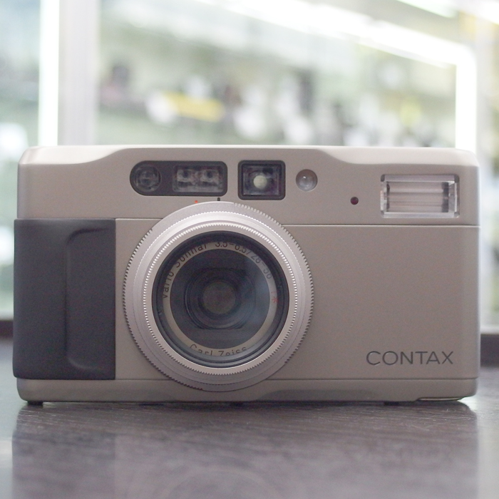 champcamera's tweet photo. #コンタックス TVS II ¥78,000 by #たまプラーザ 店
初代TVSに手を加え使いやすくなったモデルです!高級コンパクトの名に恥じずボディの外装はチタン、ファインダーはサファイアガラスです!こちらの個体は純正保護フィルター付きです。
#ContaxTVSII #フィルムカメラ
https://t.co/oSov9b2YQH https://t.co/B8nn6uVWTJ