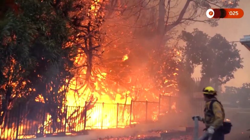 LeeCamp's tweet image. Climate change isn’t real.

Climate change isn’t real.

Climate change isn’t real.

Climate change isn’t real.

Meanwhile, this is Los Angeles -