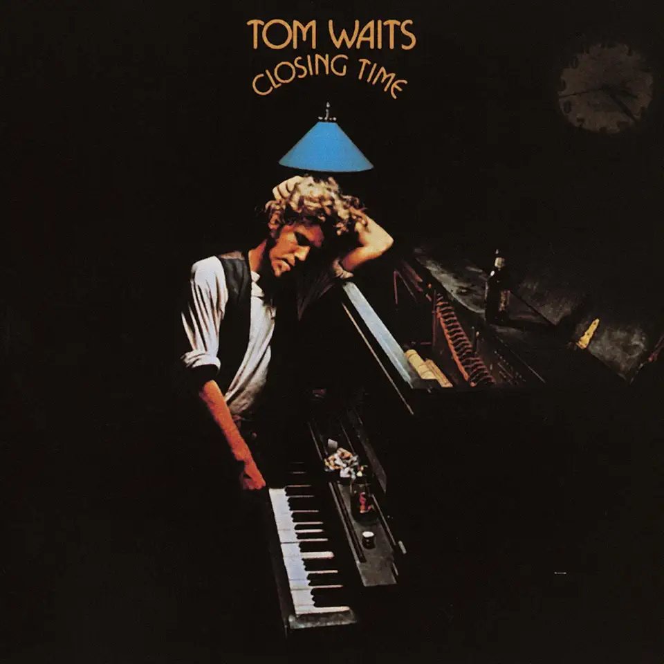 IWATAYUKIO's tweet photo. 今日の思い出の1枚は22歳、1973年に購入した大好きなTom Waitsのデビュー・アルバム『Closing Time』。フォーク調あり、ジャズっぽいバラッドありでピアノの弾き語りが中心。そのアルコール灼けしたようなヴォーカルに引き込まれました。今でも聴いています。 https://t.co/cNIC0hlWcA