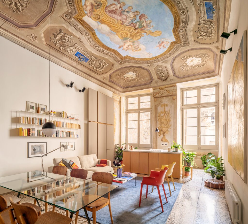 OliviaTurner108's tweet image. THIS is simply BAD taste! The clash between the chairs, lamps, couch -- and the CEILING. OMG

Via #NewYorkTimes #interiorhomedesign #interiordecor #interiors 
The apartment’s main room combines the living room, dining room and kitchen. Anna Positano, Gaia Cambiaggi | Studio Campo
