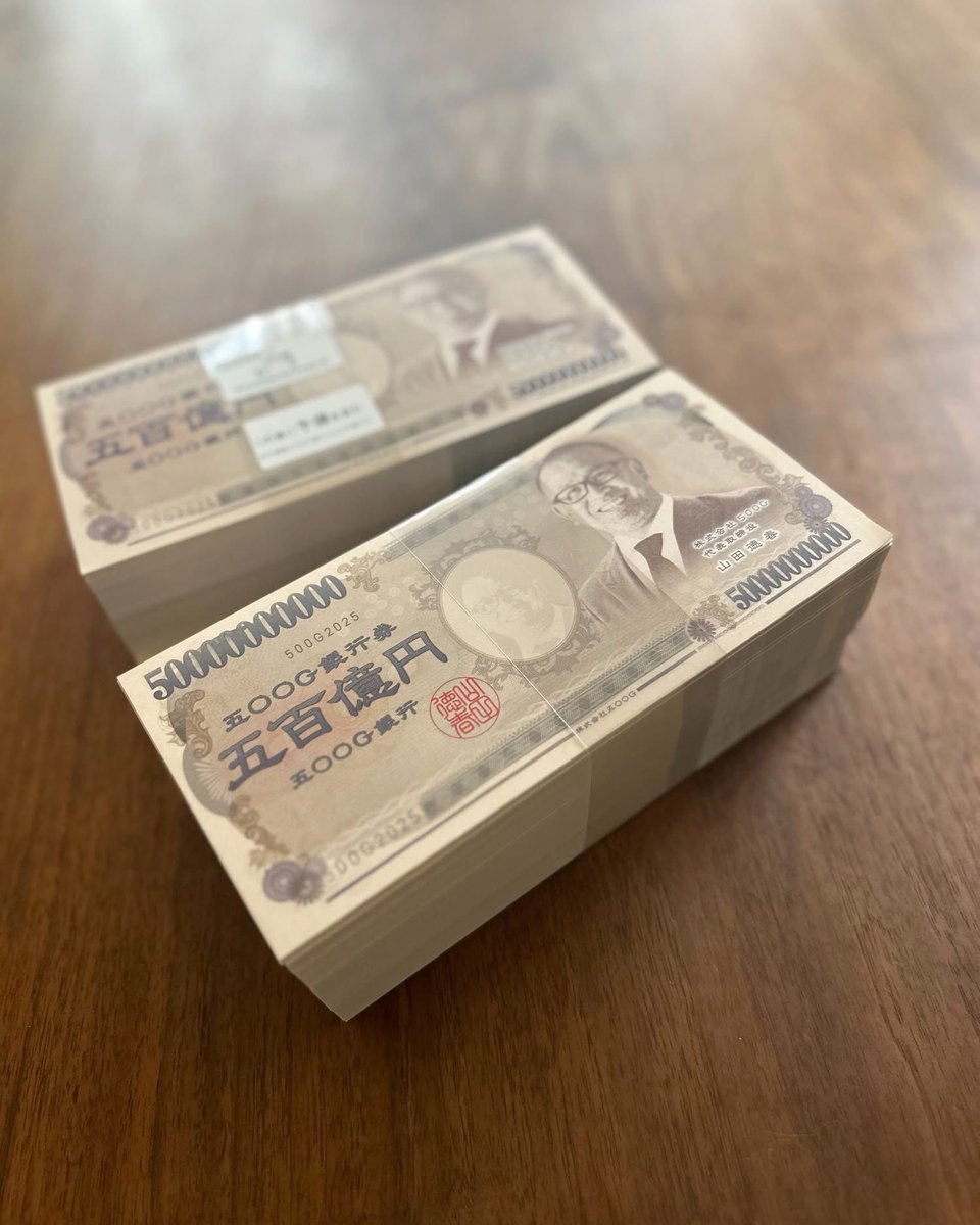 STUDIO_500G's tweet photo. 今年の年賀状は大盤振舞のお年玉!!
なんと中には代表山田が肖像となった500億円札が!?
お札は金運アップのご利益があるかも??
ぜひ、縁起物としてオフィスやご自宅で飾っていただければと思います。
プレゼント企画として、抽選で100名様に『500Gカレー』をプレゼント!
#GOCAN
#GOCANWEB https://t.co/IJiDcMTvI8