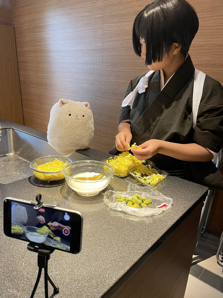 isobe56's tweet photo. ⚠︎cos/ヘタリア

本田さんとお料理撮影したやつ⭐︎
菊の節句ご飯と、夜食RTA飯で乾杯

#ヘタレイヤーさんと繋がりたい https://t.co/tlXPuCDZqr