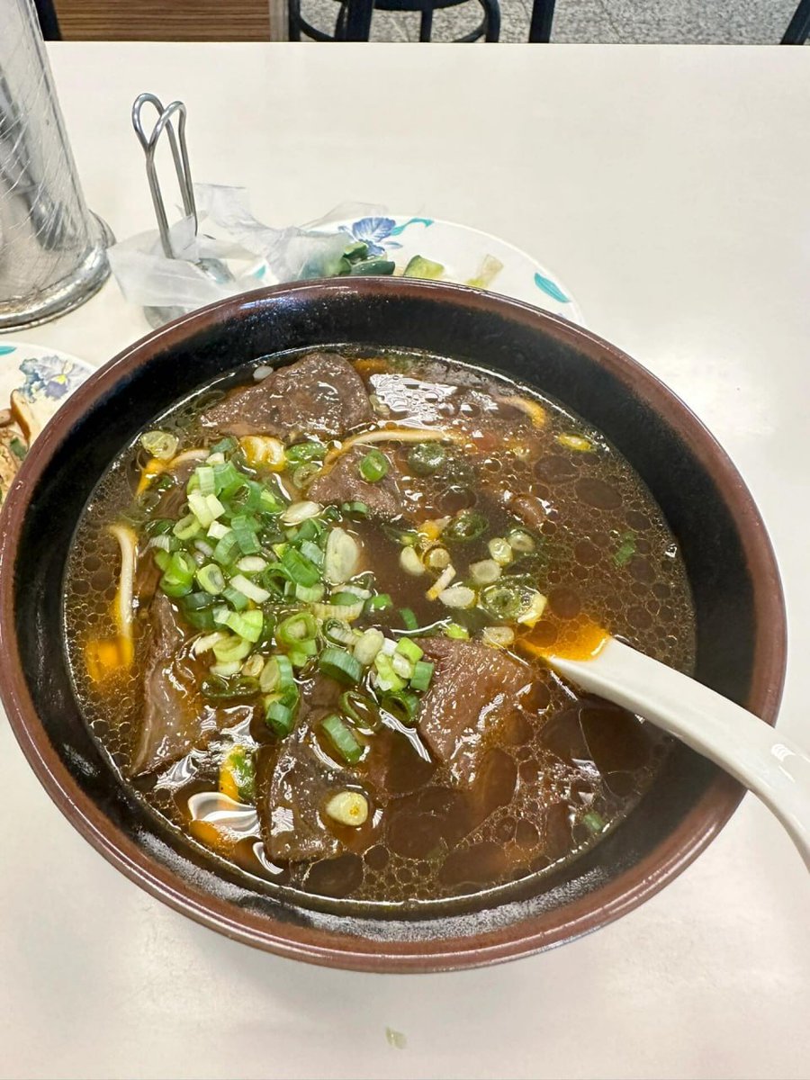 簡単なランチに、麺よりも牛肉たっぷりの牛肉麺を探します!
