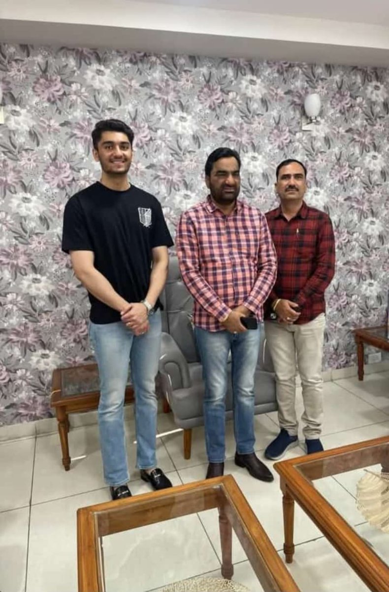 सेना के बहुत सारे पदाधिकारियों को नेता बनते देखा है, लेकिन नेता के बेटे को सेना में जाते शायद पहली बार सुन रहा हूं।
खींवसर के पूर्व विधायक नारायण जी बेनीवाल का सुपुत्र प्रतीक बेनीवाल इंडियन आर्मी में लेफ्टिनेंट बना हैं।🇮🇳बेनीवाल परिवार को हार्दिक बधाई व शुभकामनाएं <a href="/hanumanbeniwal/">HANUMAN BENIWAL</a>