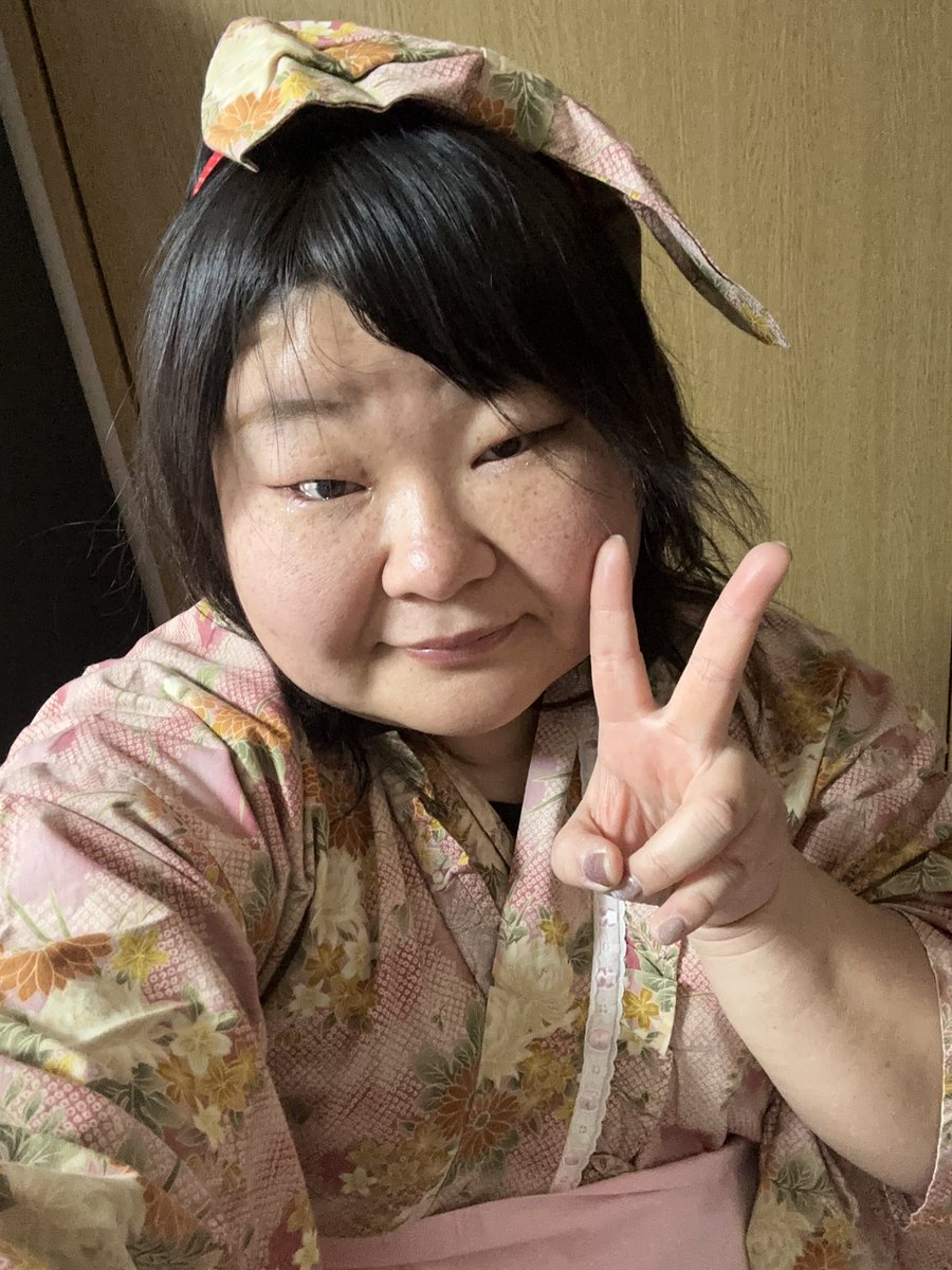 akyrng0809's tweet photo. お久しぶりです。部屋の片付けして出てきたから記念にパシャリ。はぁ…またメイドさんしたいなぁ。でもだいぶ時が経ちすぎたしなーーー。残念なのでセンシティブにしたよー。ぽっちゃり好きの勇気のある方だけ見てください。 https://t.co/mJrzfPJIC3