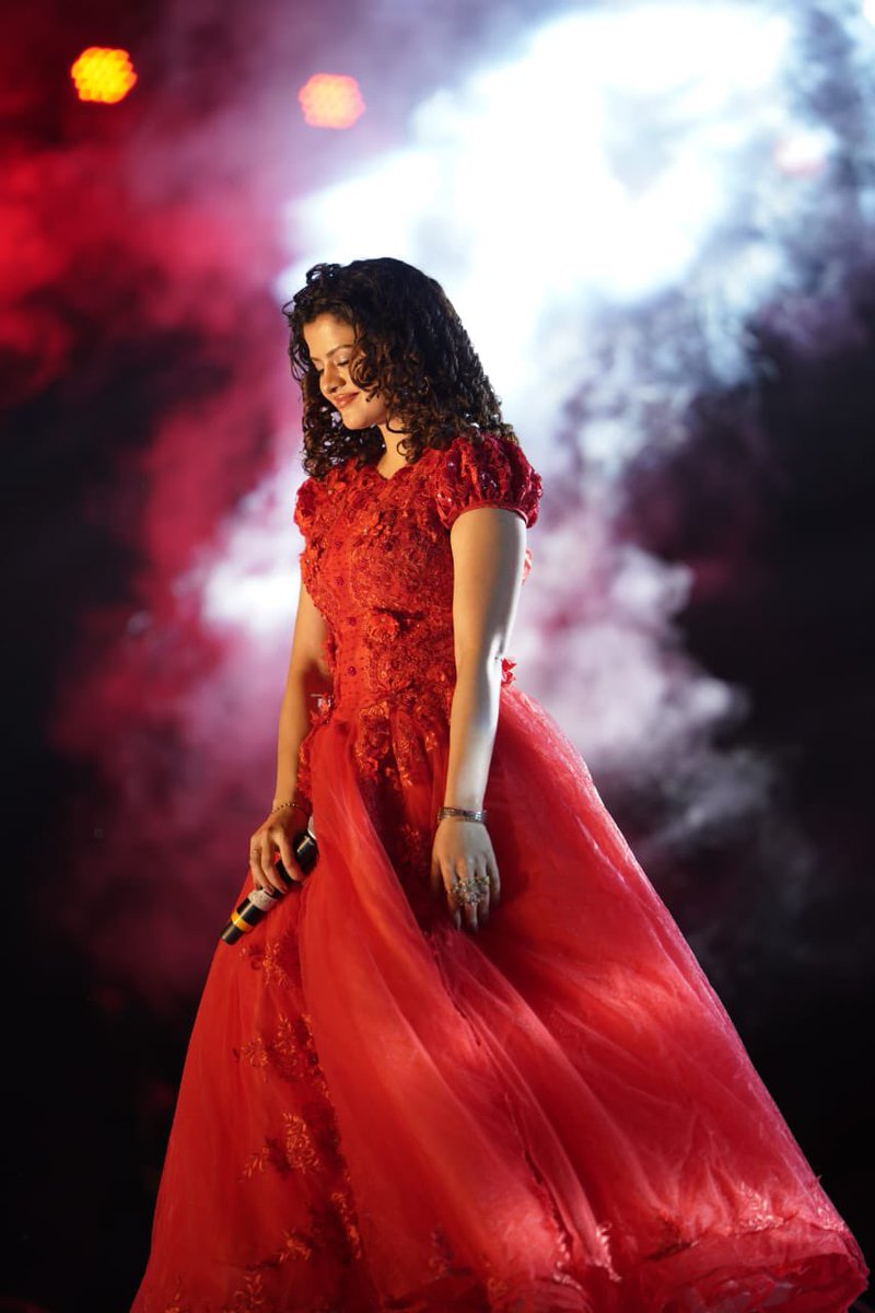 palakmuchhal3's tweet photo. Surrounded by your love, every moment on stage feels magical ✨💖 #PalakiansPower #GratefulHeart https://t.co/4rwkz2bszo