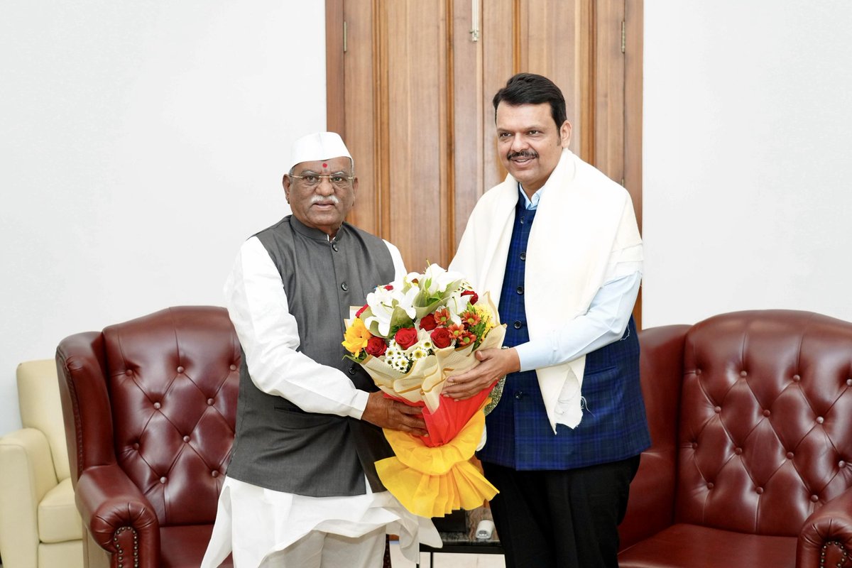 CMOMaharashtra's tweet photo. राजस्थानचे राज्यपाल मा. हरिभाऊ बागडे यांनी मुख्यमंत्री देवेंद्र फडणवीस यांची आज मुंबई येथील सागर निवासस्थानी भेट घेत अभिनंदन केले आणि शुभेच्छा दिल्या. यावेळी मुख्यमंत्री देवेंद्र फडणवीस यांनी देखील त्यांचे मनःपूर्वक स्वागत केले.

मुख्यमंत्री देवेंद्र फडणवीस इनसे मुंबई स्थित सागर आवास पर आज राजस्थान के राज्यपाल हरिभाऊ बागडे इन्होंने मुलाकात कर अभिनंदन किया एवं शुभकामनाएं द��। इस अवसर पर मुख्यमंत्री देवेंद्र फडणवीस इन्होंने भी उनका हार्दिक स्वागत किया।

@Dev_Fadnavis @RajBhavanJaipur 
#Maharashtra #DevendraFadnavis #Mumbai