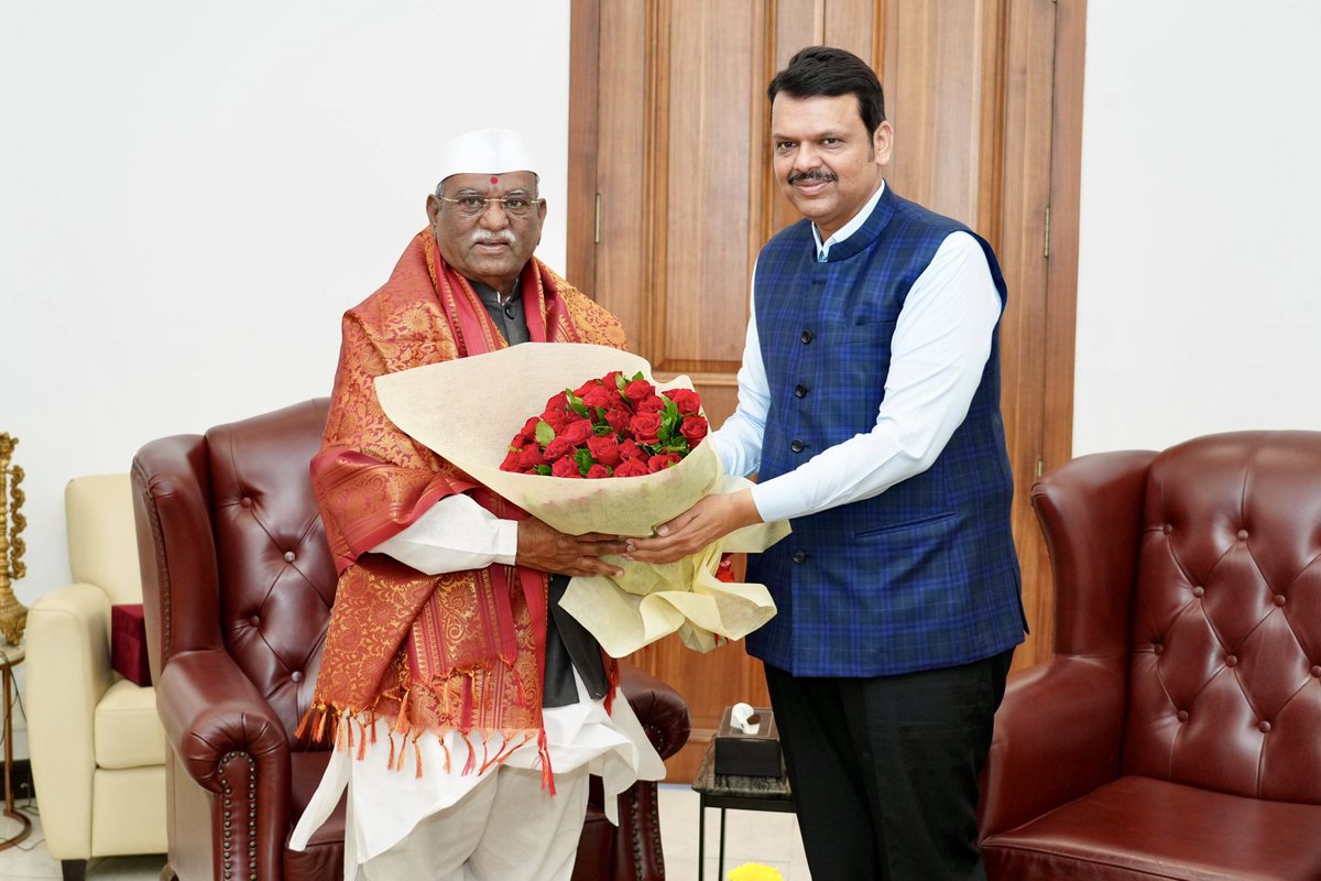 CMOMaharashtra's tweet photo. राजस्थानचे राज्यपाल मा. हरिभाऊ बागडे यांनी मुख्यमंत्री देवेंद्र फडणवीस यांची आज मुंबई येथील सागर निवासस्थानी भेट घेत अभिनंदन केले आणि शुभेच्छा दिल्या. यावेळी मुख्यमंत्री देवेंद्र फडणवीस यांनी देखील त्यांचे मनःपूर्वक स्वागत केले.

मुख्यमंत्री देवेंद्र फडणवीस इनसे मुंबई स्थित सागर आवास पर आज राजस्थान के राज्यपाल हरिभाऊ बागडे इन्होंने मुलाकात कर अभिनंदन किया एवं शुभकामनाएं द��। इस अवसर पर मुख्यमंत्री देवेंद्र फडणवीस इन्होंने भी उनका हार्दिक स्वागत किया।

@Dev_Fadnavis @RajBhavanJaipur 
#Maharashtra #DevendraFadnavis #Mumbai