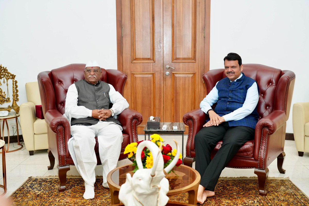 CMOMaharashtra's tweet photo. राजस्थानचे राज्यपाल मा. हरिभाऊ बागडे यांनी मुख्यमंत्री देवेंद्र फडणवीस यांची आज मुंबई येथील सागर निवासस्थानी भेट घेत अभिनंदन केले आणि शुभेच्छा दिल्या. यावेळी मुख्यमंत्री देवेंद्र फडणवीस यांनी देखील त्यांचे मनःपूर्वक स्वागत केले.

मुख्यमंत्री देवेंद्र फडणवीस इनसे मुंबई स्थित सागर आवास पर आज राजस्थान के राज्यपाल हरिभाऊ बागडे इन्होंने मुलाकात कर अभिनंदन किया एवं शुभकामनाएं द��। इस अवसर पर मुख्यमंत्री देवेंद्र फडणवीस इन्होंने भी उनका हार्दिक स्वागत किया।

@Dev_Fadnavis @RajBhavanJaipur 
#Maharashtra #DevendraFadnavis #Mumbai