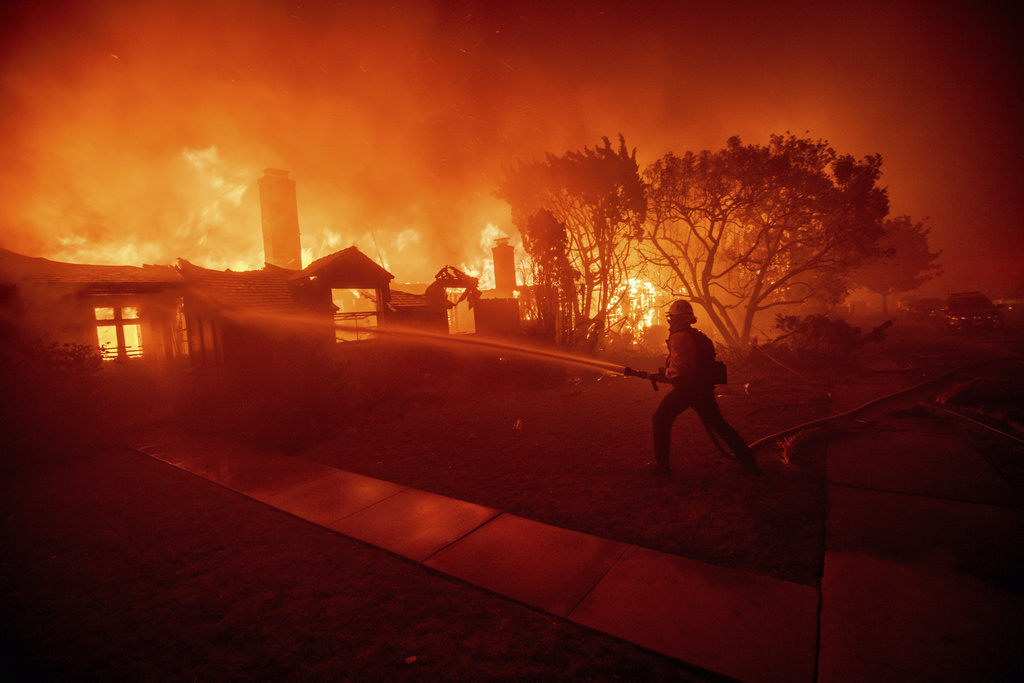 KTLA's tweet image. More devastating images from the #PalisadesFire. An unknown number of homes and other structures have been lost. The fire was last mapped at 2,900 acres but is likely much larger. Live coverage: trib.al/wsHWJYT
(AP Photos)