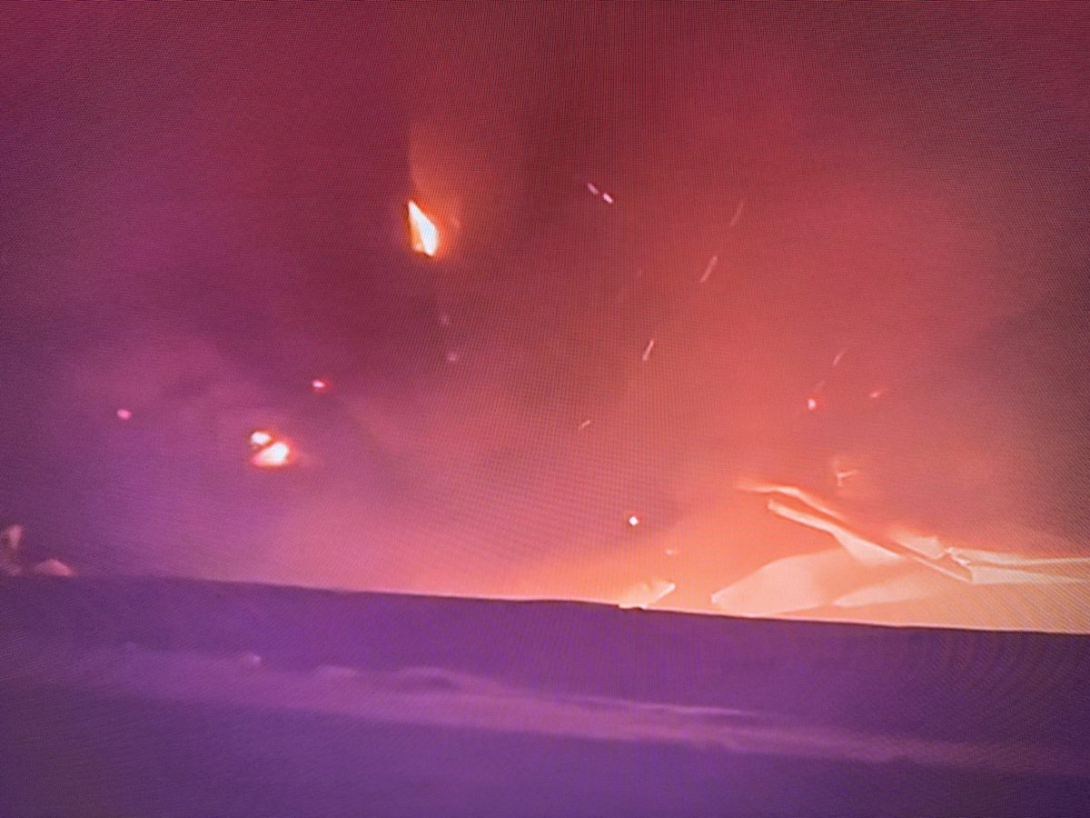 HeralddeParis's tweet image. Several houses on fire in #Malibu on #PCH between #TopangaCanyon and #TunaCanyon. Additionally a report of a fire at @DukesMalibu 
#PalisadesFire