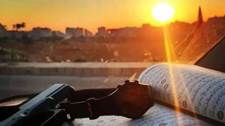 د دې امت د برم او وقار راز، د مستضعفانو نصرت او د الهي تقرب تر ټولو غوره وسیله یوازې همدا سپیڅلی کتاب او توره شپیلۍ ده.