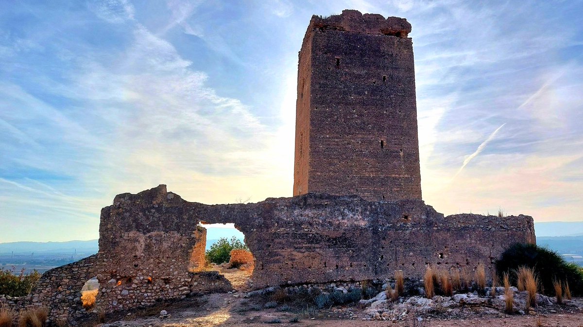 🧵 Hilo de las torres de alquería de la antigua taifa de Valencia. Eran torres con albacara asociadas a una aldea para proteger a la población y comunicarse entre ellas. Se edificaron en época almohade por una reordenación territorial debida a la mayor cercanía de la frontera ⬇️