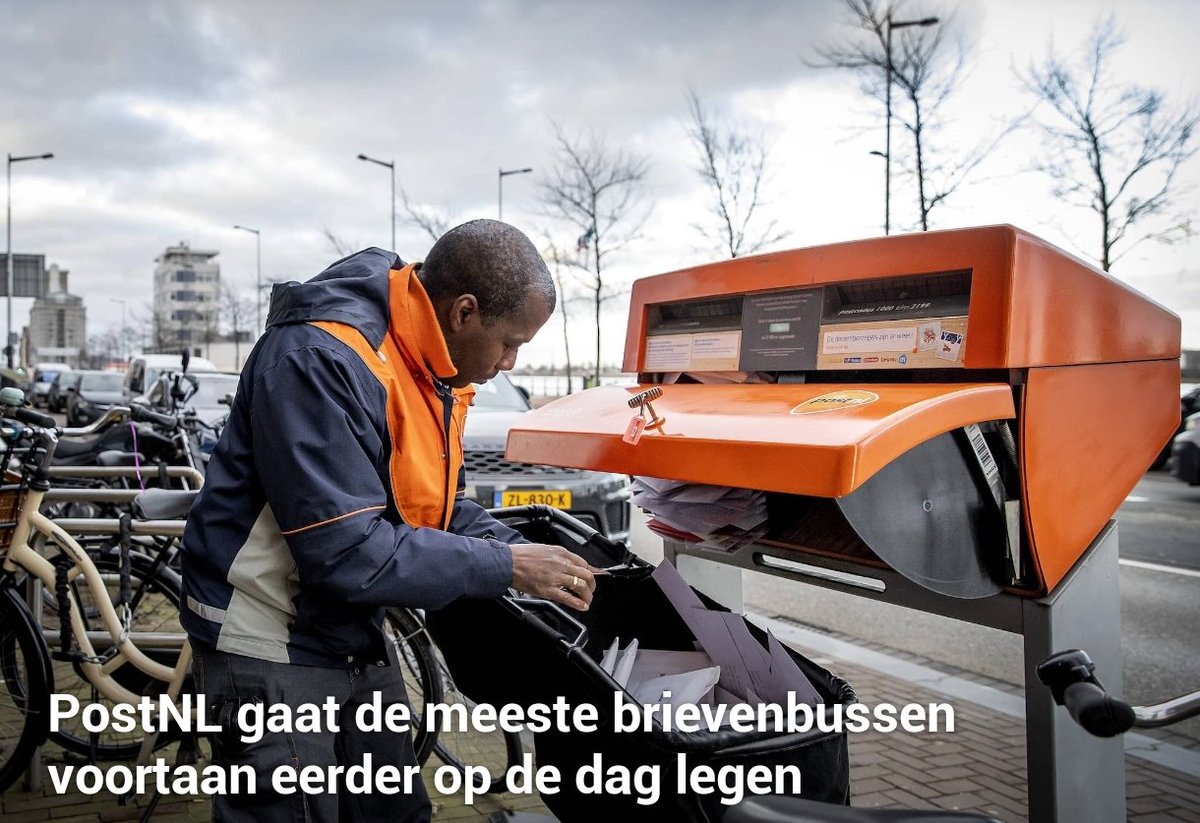 maartenbrink's tweet image. Er wordt steeds minder post verstuurd, zegt #PostNL. Ik heb ook wel het idee dat zij er alles aan doen om mensen te demotiveren om brieven of kaarten te versturen. Het is duur en traag. PostNL gaat de meeste brievenbussen voortaan eerder op de dag legen.

 nu.nl/economie/63416…