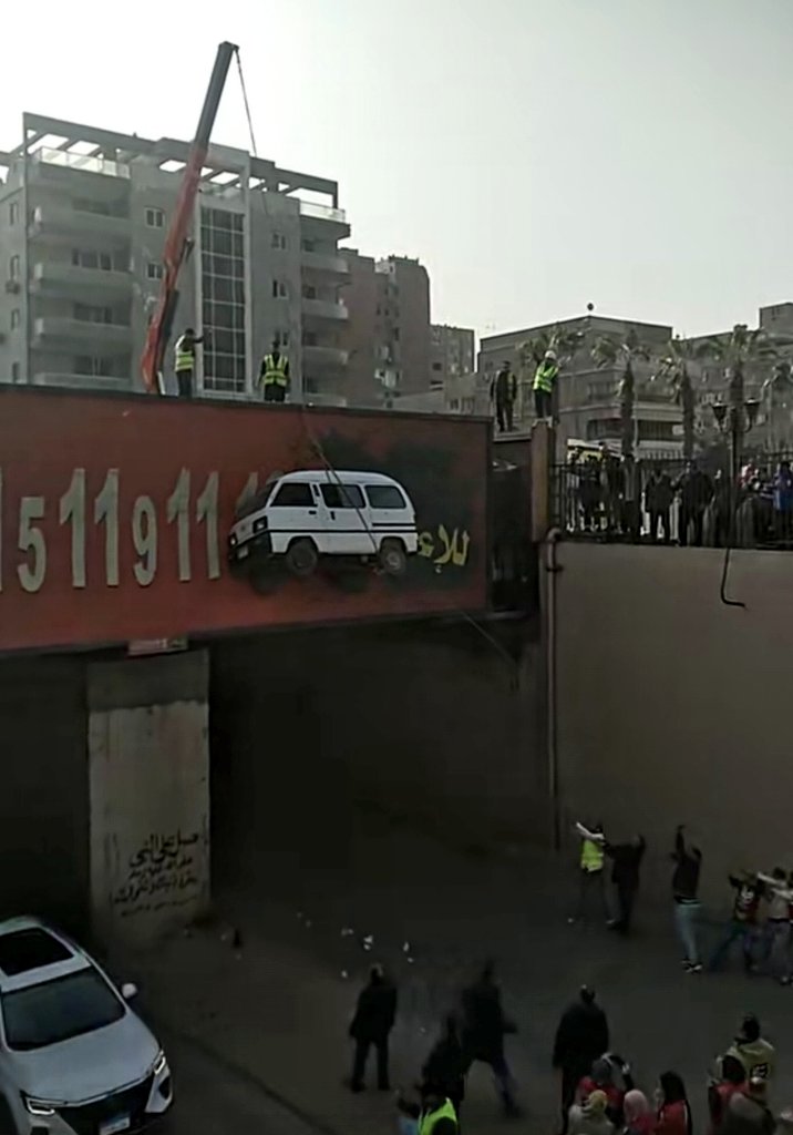 زعلن زهق وشنق نفسه في ميدان عام