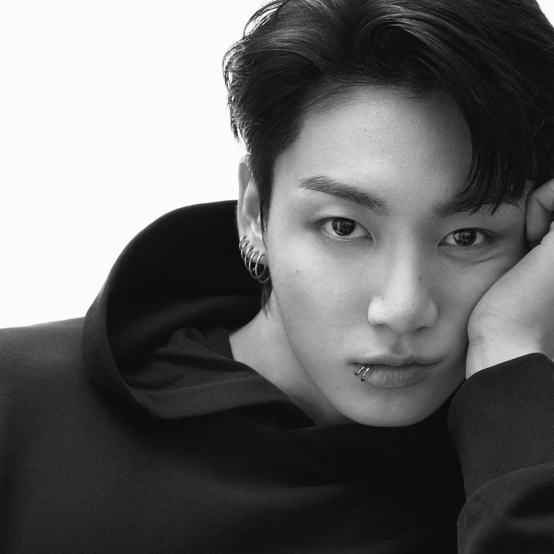 JeonJungkook_BR's tweet image. Jungkook via WEVERSE:

“Saudações atrasadas de Ano Novo
Olá, aqui é o Jungkook

Este é o ano da minha dispensa militar e também o ano em que nos encontraremos, ARMY. Apesar disso, não há grandes mudanças no meu coração

Como sempre, apenas o desejo de vê-los está transbordando.…