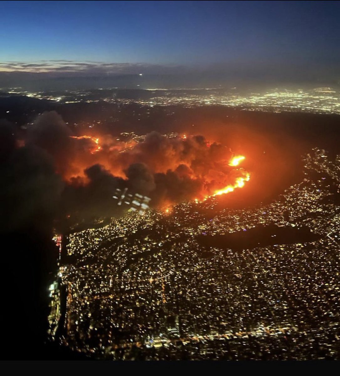 Palisades fire captured from a flight landing into LAX. 🌎🔥 #PalisadesFire #LAX #Fire