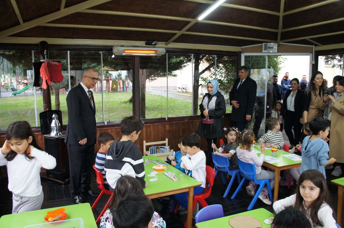 Kaymakamımız Bahri Tiryaki, Millî Eğitim Müdürü Hale Bağce Özbaş ve okul bağışçımız Serpil Şahinoğlu ile birlikte Serpil Şahinoğlu Anaokulunu ziyaret ederek okul bahçesinde hazırlanan kış atölyesinin açılışını gerçekleştirdi.