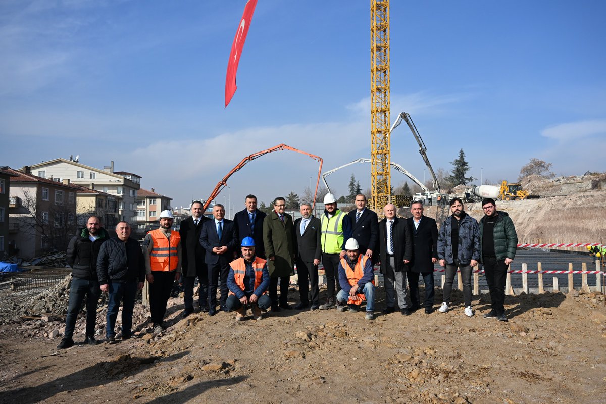 Bölge Esnaflarımızdan Mehmet Yıldız’ın Aydınlıkevler Mahallemizde yapımına başladığı “Yıldızpark Park” Konutlarının temel atma törenine, Belediye Başkanımız <a href="/DrVeyselTiryaki/">Dr. Veysel Tiryaki</a> Başkanımız ve Yönetim Kurulu Üyelerimizle katıldık.

Hayırlı, uğurlu olsun..

#KalbimizAltındağ