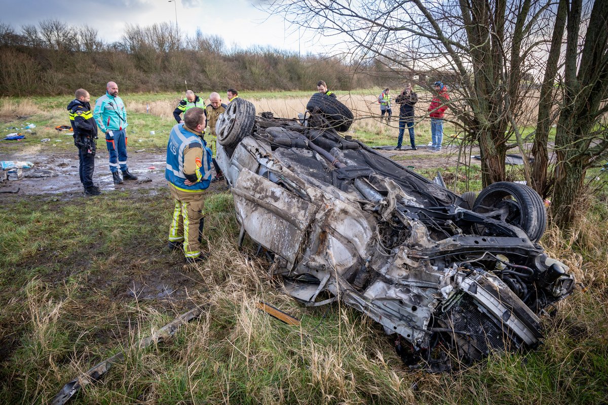 Zwaar beschadigde auto aangetroffen, bestuurder spoorloos
