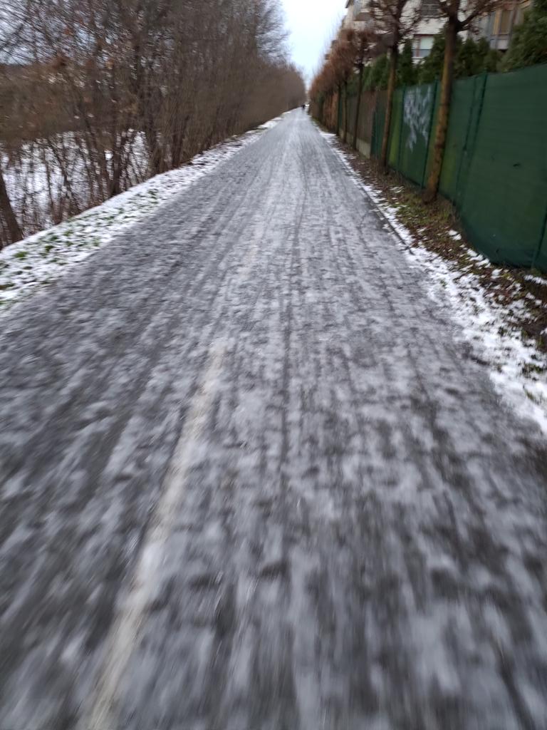 SkolaPesky's tweet photo. Pojďme mrknout na jinou, taky menšinovou skupinku děti, než tu využívající parkováním před školou: Děti, které chodí/jezdí do školy po jedné z nejfrekventovanějších cest ve Vysočanech. Včera. Ledová dráha. Proč? Protože cesta se v zimě neudržuje. Proč taky, že?
#Praha9 https://t.co/GG6kKsCeVx