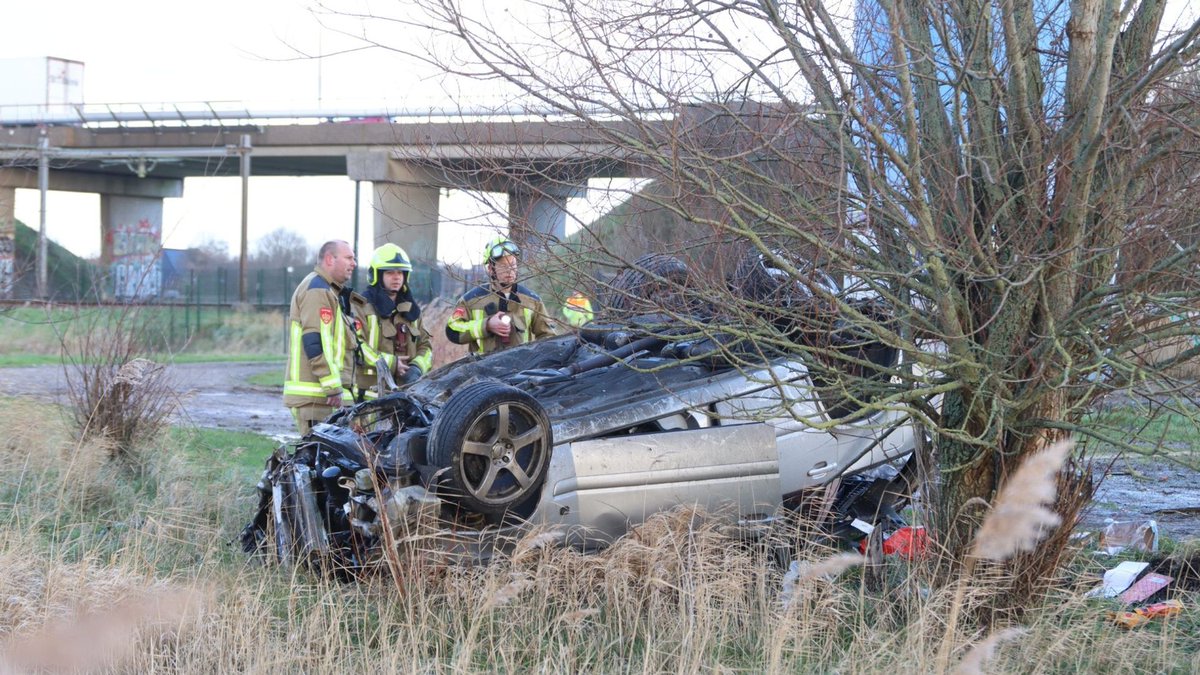Auto over de kop in Heemskerk, bestuurder spoorloos