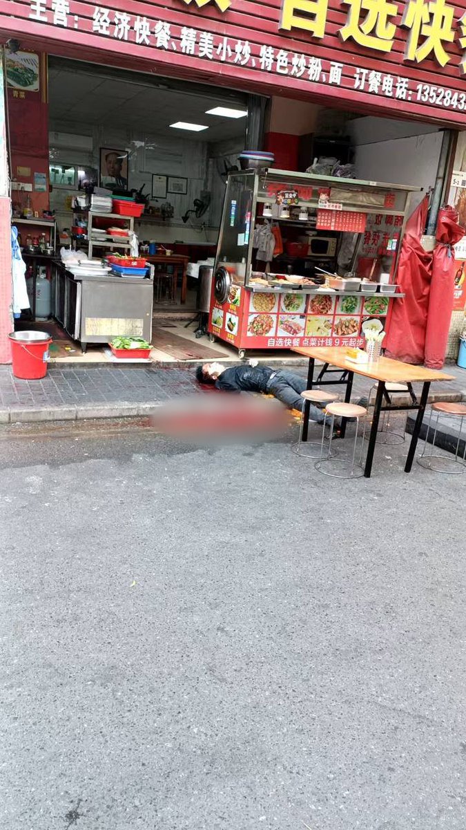 1月7日，有网友称，“深圳福永桥南新区，发生报复社会砍人事件，一死一伤，行凶者跑了”
 网友发布的图片显示，现场有多人倒地。 