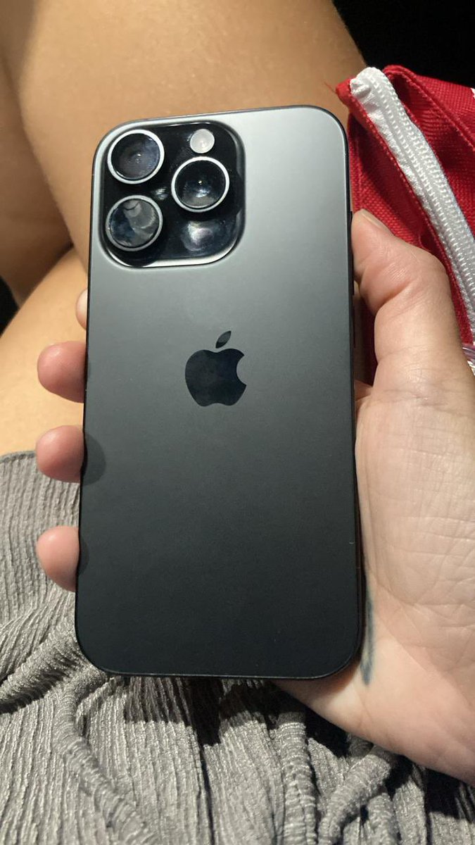 hi_soyvan's tweet image. Yo mandándole esto a mi amiga para q se compre el mismo 🖤  black is poetic
#16pro