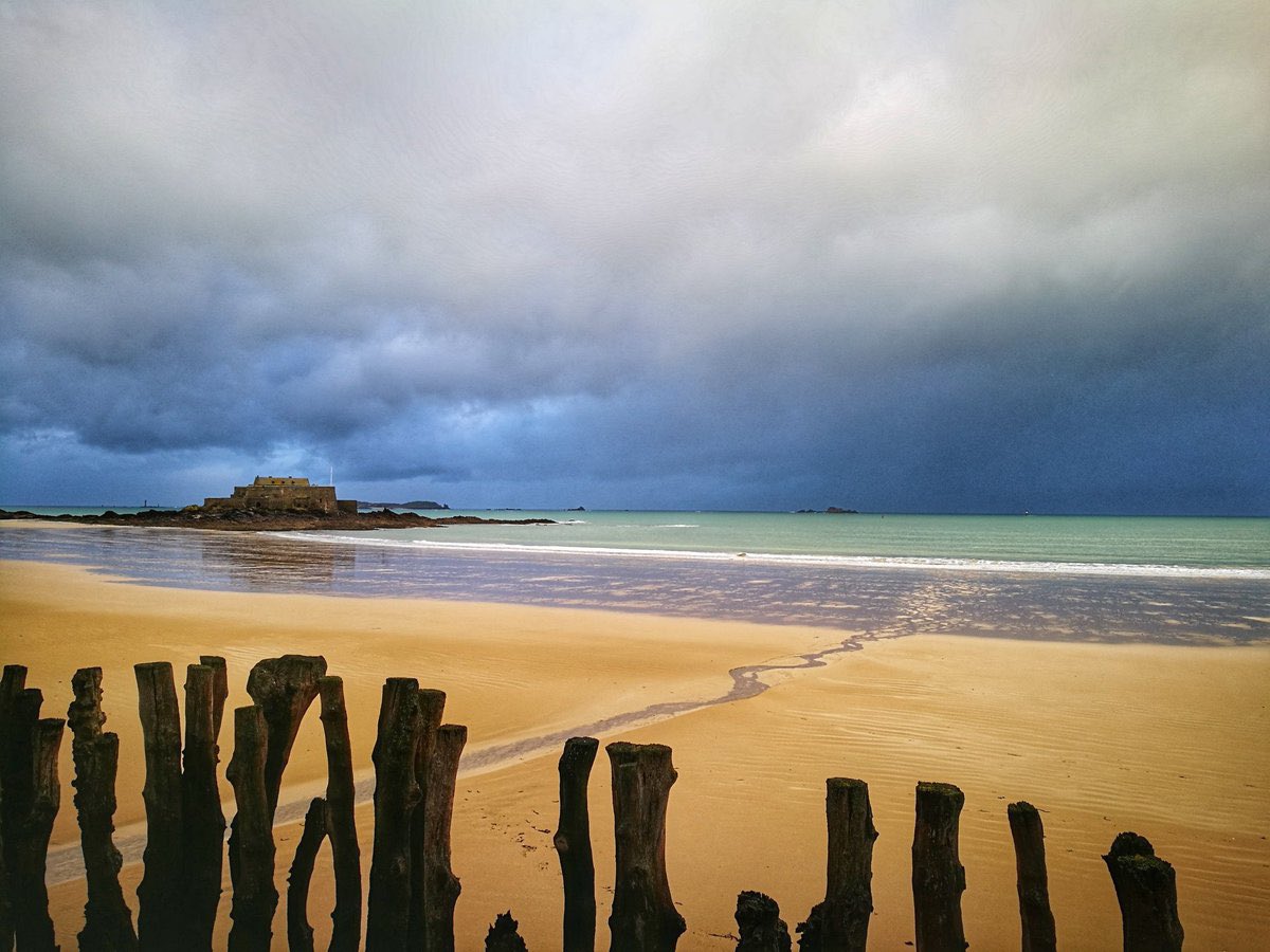 #Bretagne Quand l'#orage approche à #SaintMalo ! 💜🩷🧡Juste magique ! Après la #pluie le soleil ☀️ par @NicoFranchini #orages