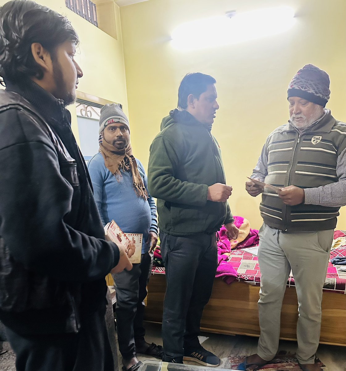 VineetNarayanS1's tweet photo. आगामी 11 जनवरी को होने वाले पापा जी के पुण्यतिथि को लेकर नून के चौराहा, रानीपुर, कस्बा, प्रतापपूरा,मूरतुलीगंज में पटना महानगर के जिला अध्यक्ष श्री संजीव मेहता जी और युवा साथी गण लोगों को घूम घूम कर आमंत्रित करते हुए l
आप सभी को दिल से आभार 🙏🏻
#skvm #satyendrakushwah #patnasahib https://t.co/Qnobk2fEu4