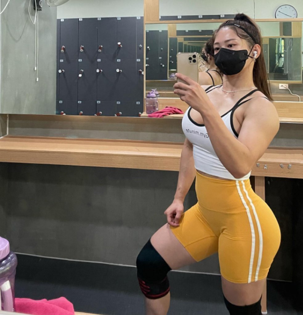 SheilaGarc56166's tweet image. 想舔姐姐屁眼的点赞 舔舒服了 姐姐让你插进来 #健身女教练 #寻健身搭子